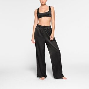 NWT SKIMS SPORTY SATIN STRAIGHT LEG PANT IN ONYX
